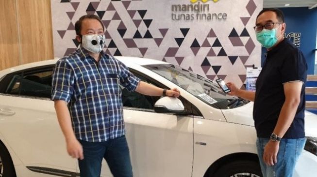 Direktur MTF Harjanto Tjitoharjojo bersama Ketua Umum Asosiasi Perusahaan Pembiayaan Indonesia (APPI) Suwandi Wiratno di sela test drive Hyundai Ioniq di MTF [ANTARA/HO].