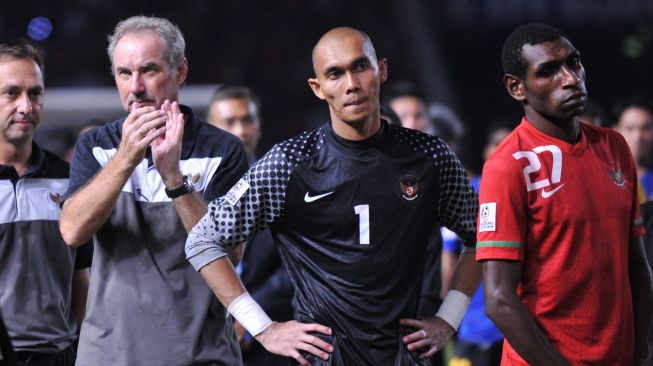 Gambar yang diambil di Jakarta pada 29 Desember 2010 ini menunjukkan Alfred Riedl dari Austria berdiri di samping pemain Indonesia (kanan) setelah pertandingan final Piala Suzuki 2010 antara Indonesia melawan Malaysia. [AFP PHOTO / ADEK BERRY]