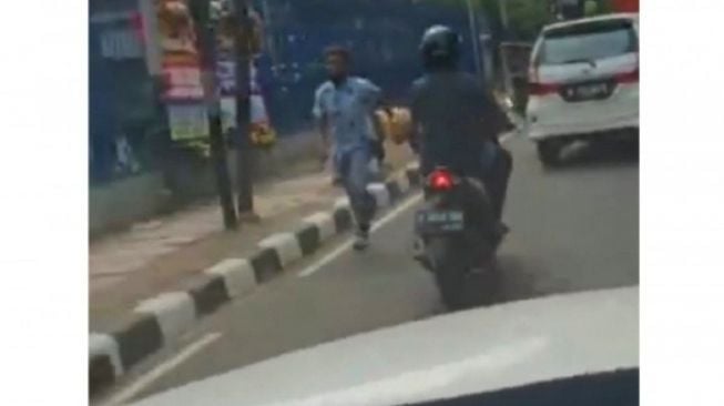 Viral! Diduga Gegara Keserempet, Sekelompok Orang Rusak Mobil di Menteng