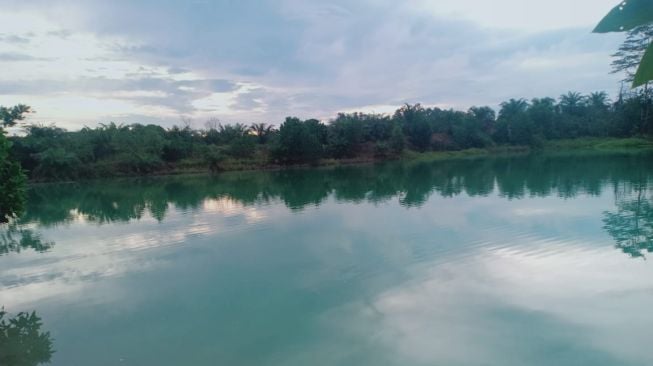 Danau Cermin, berwarna biru di Kabupaten Paser. 