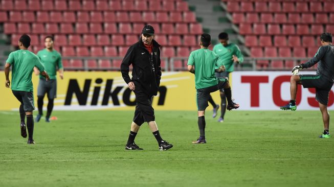 Manajer sepak bola nasional Indonesia Alfred Riedl (ke-3) berkeliling sesi latihan menjelang leg kedua Final AFF Suzuki Cup antara Thailand dan Indonesia pada 17 Desember, di dalam Stadion Rajamangala pada 16 Desember 2016. [LILLIAN SUWANRUMPHA]