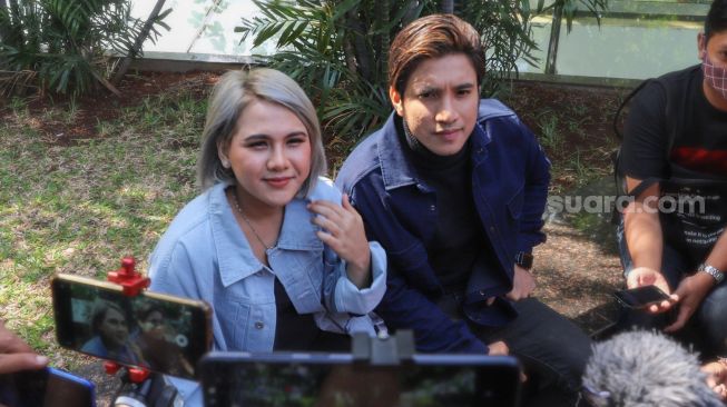 DJ Evelyn Nada Anjani bersama dengan kekasihnya Alkhan Marcedo saat ditemui awak media di Kawasan Tendean, Jakarta Selatan, Selasa (8/9). [Suara.com/Alfian Winanto]