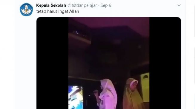 Tangkapan layar pelajar sholat di ruang karaoke. (Twitter/@txtdaripelajar)