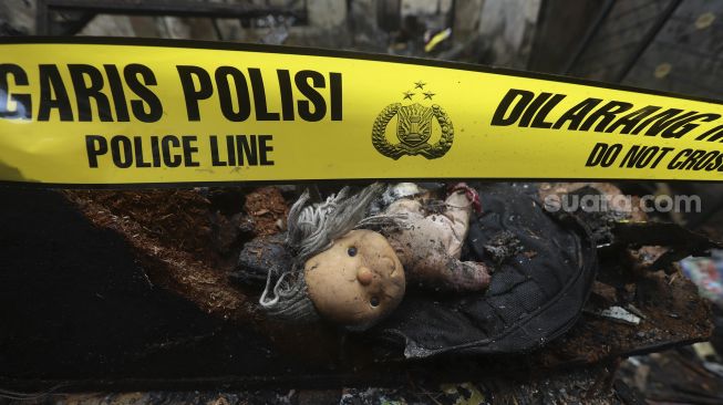 Sebuah boneka sisa kebakaran di permukiman di Kelurahan Bali Mester, Kecamatan Jatinegara, Jakarta, Selasa (8/9/2020). [Suara.com/Angga Budhiyanto]