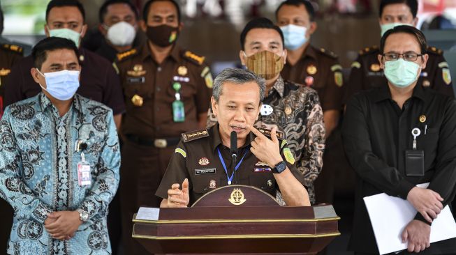 Jaksa Agung Muda Pidana Khusus (Jampidsus) Ali Mukartono (tengah) memberikan keterangan kepada wartawan di Kejaksaan Agung, Jakarta, Selasa (8/9/2020).  [ANTARA FOTO/M Risyal Hidayat]