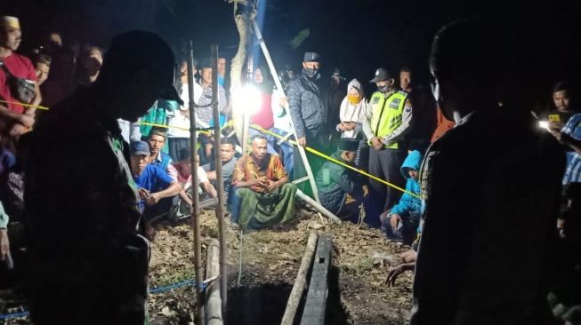 Warga Sumenep meninggal di dalam sumur tua (Foto: Beritajatim)