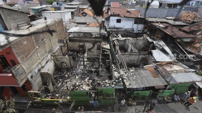 Suasana permukiman di Kelurahan Bali Mester, Kecamatan Jatinegara pasca kebakaran di Jakarta, Selasa (8/9/2020). [Suara.com/Angga Budhiyanto]