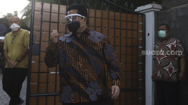 Menteri BUMN Erick Thohir (tengah) bergegas usai melayat almarhum Pendiri Kompas Gramedia/ Pemimpin Umum Harian Kompas Jakob Oetama di rumah duka di jalan Sriwijaya, Jakarta, Rabu (9/9/2020). [Suara.com/Angga Budhiyanto]