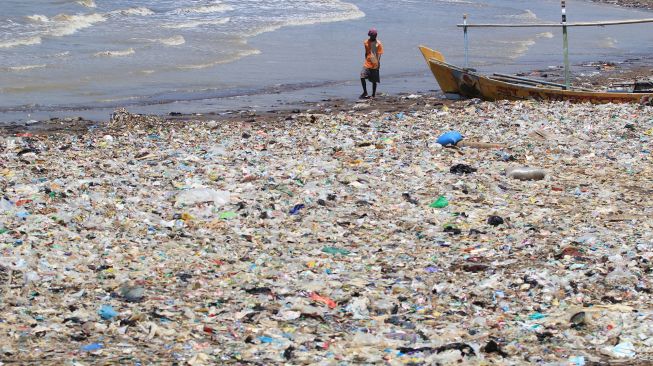 Miris! 2,6 Juta Ton Sampah Plastik Dibuang ke Aliran Sungai di Indonesia
