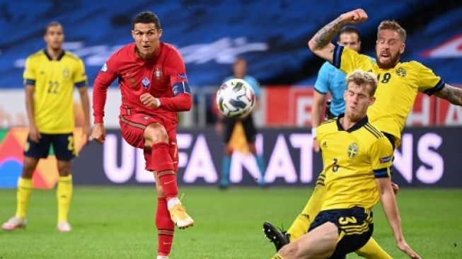 Aksi penyerang Timnas Portugal, Cristiano Ronaldo saat membobol gawang Swedia. (JONATHAN NACKSTRAND / AFP)