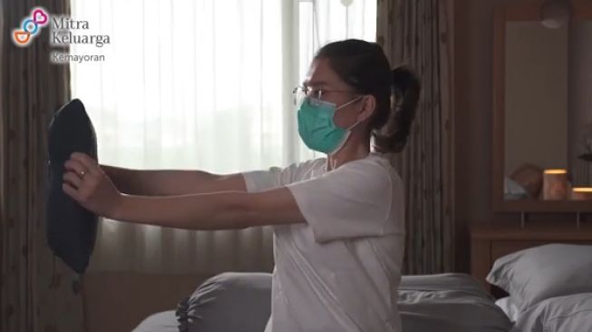 Russian Twist, salah satu latihan fisik atau olahraga yang bisa dilakukan di rumah. (Screenshot YouTube RS Mitra Keluarga Kemayoran)