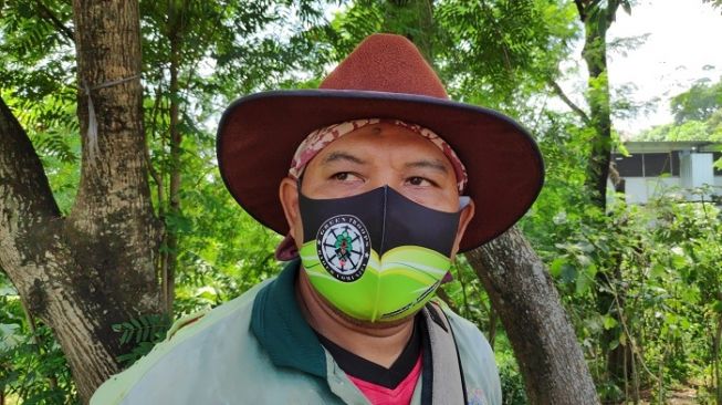 Adang (40), salah satu penggali kubur di TPU Pondok Ranggon, Jaktim. (Suara.com/Bagaskara).