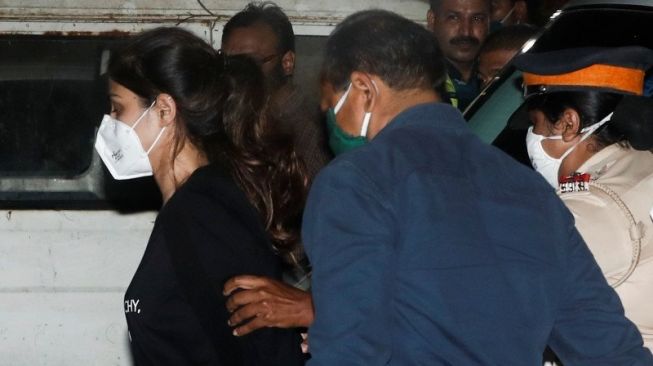 Artis Rhea Chakraborty Ditangkap karena Narkoba Setelah Pacar Bunuh Diri