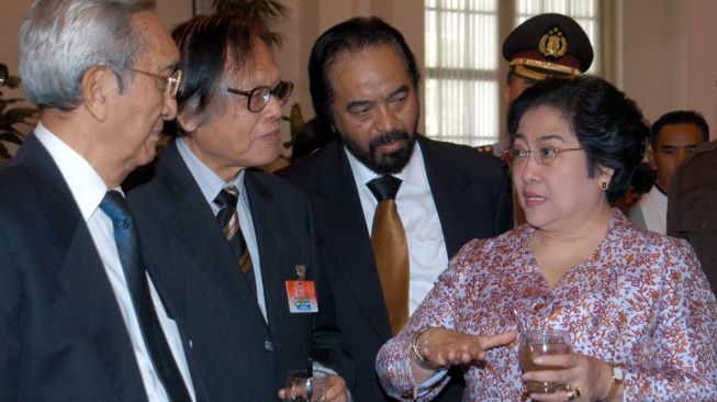 Presiden Megawati Soekarnoputri (kanan) berbincang-bincang dengan tokoh pers nasional dari kiri/kanan; Rosihan Anwar, Jakob Oetama dan Surya Paloh seusai peringatan puncak Hari Pers Nasional (HPN) di istana Negara, Jakarta, Selasa (10/2). [Foto/Antara]