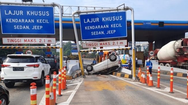 Minibus Hantam GT Cibubur hingga Terbalik, Dua Orang Luka