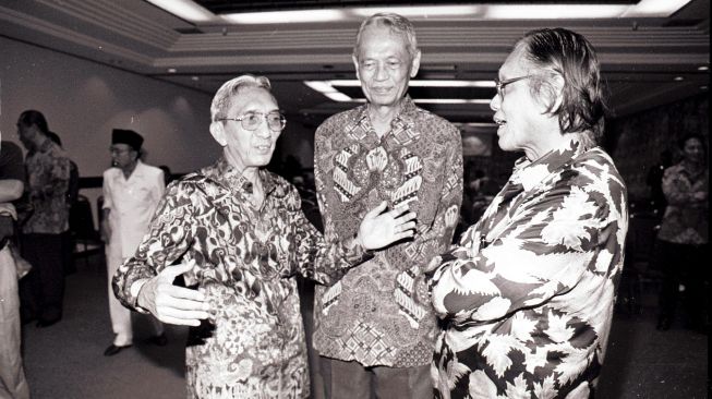 Tiga tokoh pers nasional Mochtar Lubis (tengah), Rosihan Anwar (kiri), Jakob Oetama (kanan) beramah tamah sebelum acara peluncuran buku Tajuk-tajuk Mochtar Lubis yang pernah dimuat dalam Harian Indonesia Raya, Jumat malam (7/3/1997) di Jakarta. Peluncuran buku tersebut bersamaan dengan acara HUT ke 75 wartawan kawakan tersebut. ANTARA FOTO