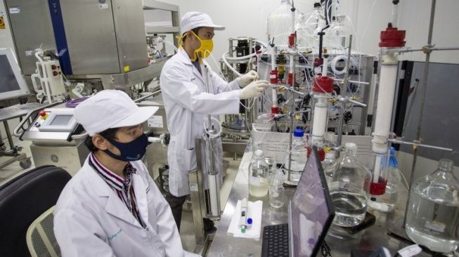 Des chercheurs étudient la fabrication du vaccin rouge et blanc dans l'un des laboratoires de PT Bio Farma (Persero), Bandung, Java occidental, mercredi (12/8/2020).  ENTRE PHOTOS/Dhemas Reviyanto