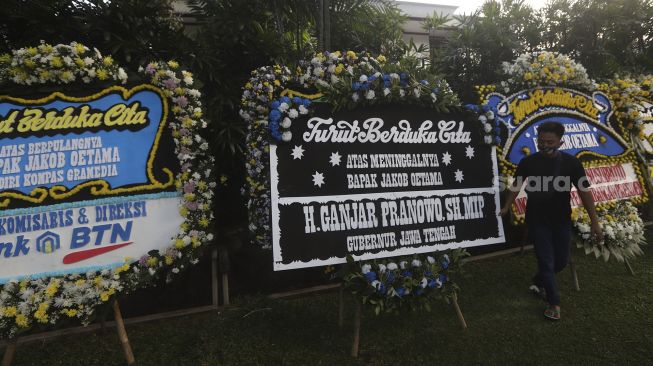 Karangan bunga tanda berduka cita atas meninggalnya almarhum Pendiri Kompas Gramedia/ Pemimpin Umum Harian Kompas Jakob Oetama di rumah duka di jalan Sriwijaya, Jakarta, Rabu (9/9/2020). [Suara.com/Angga Budhiyanto]