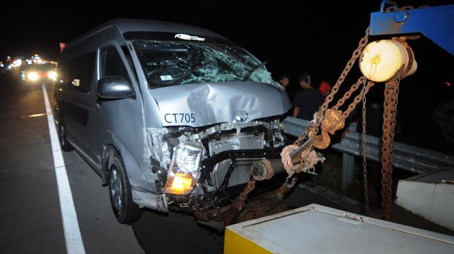 Sejumlah warga melihat kondisi mobil yang terlibat kecelakaan, di jalan tol Kartasura-Boyolali, Boyolali, Jawa Tengah, Selasa (8/9/2020). [ANTARA FOTO/Aloysius Jarot Nugroho]