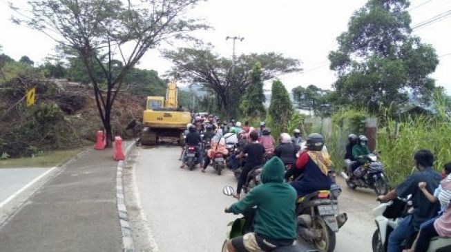 Longsor Parah Jalan  Palaran menuju  Samarinda  Seberang 
