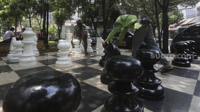 Berkah Pion di Warung Kopi: Ketika Perang di Papan Hitam Putih Ternyata Bisa Lawan Pikun