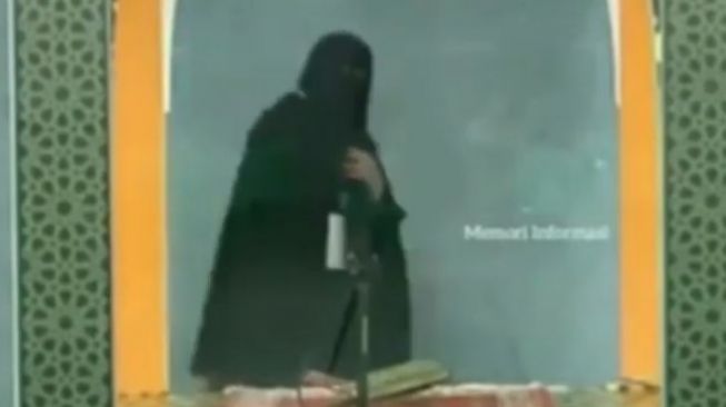 Seorang perempuan bercadar serba hitam bersikaras menolak membuka cadarnya di acara MTQ ke-37 Tingkat Provinsi Sumatera Utara. (ist)