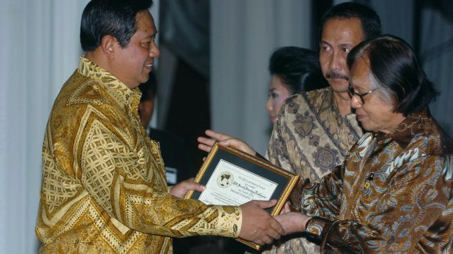 Presiden Susilo Bambang Yudhoyono menerima sertifikat anggota pertama majalah Internasional National Geographic edisi Indonesia dari pimpinan Penerbit/Kelompok Kompas Gramedia, Jakob Oetama (kanan), pada peluncuran majalah tersebut, di Jakarta, Senin (28/3/2005). [Foto/Antara]
