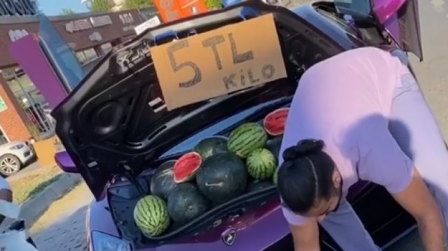 Bagasi Lamborghini dijadikan tempat jualan semangka (Instagram)