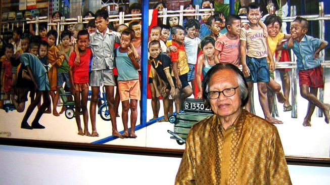 Pemimpin harian umum Kompas Jakob Oetama berfoto di depan sebuah lukisan yang berjudul "Anak-Anak Di Ibu Kota" karya Dede Eri Supria pameran pembukaan pameran lukisan koleksi Bentara Budaya, di Bentara Budaya , Jakarta, Kamis malam (5/8/2004). [Foto/Antara]