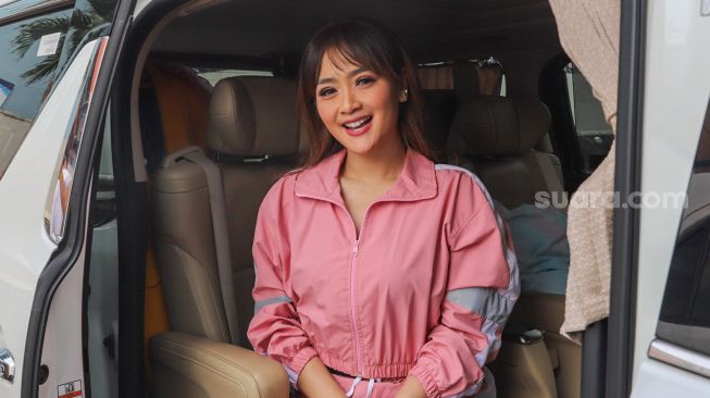 Vega Darwanti Pose dengan Honda ADV 150, Warganet Salfok dengan Captionnya