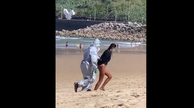 Diduga Positif Covid-19, Seorang Wanita Ditahan saat Berselancar di Pantai