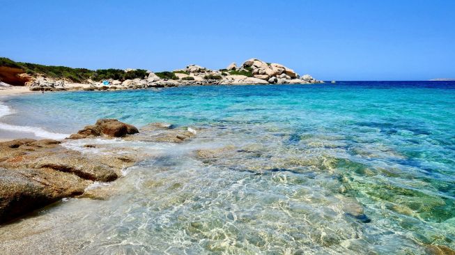 Ilustrasi sebuah pantai di Sardinia, Italia.[Unsplash/Massimo Virgilio]