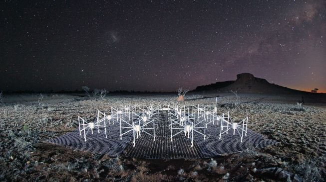 Kumpulan 4.096 antena yang ditanam di tanah merah Australia Barat untuk mendeteksi sinyal radio dari luar angkasa, Murchison Widefield Array. [MWA Telescope]