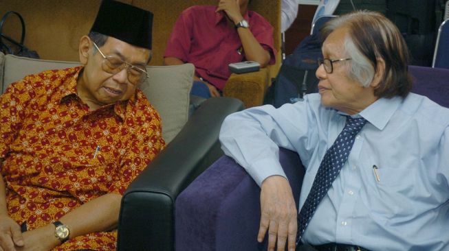 Mantan Presiden RI, KH Abdurraman Wahid (kiri) berbicang dengan Pimpinan Umum Kompas, Jakob Utama (kanan) saat hadir pada peringatan setahun The Wahid Institute di , Jakarta, Senin (26/9/2005). [Foto/Antara]
