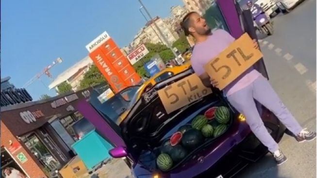 Begini Jadinya Bagasi Lamborghini Dijadikan Tempat Jualan Semangka