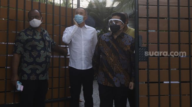 Menteri BUMN Erick Thohir (kanan) bergegas usai melayat almarhum Pendiri Kompas Gramedia/ Pemimpin Umum Harian Kompas Jakob Oetama di rumah duka di jalan Sriwijaya, Jakarta, Rabu (9/9/2020). [Suara.com/Angga Budhiyanto]