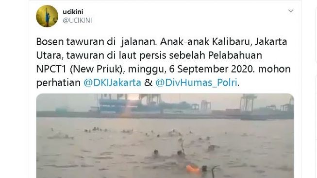 Dua kubu remaja terlibat tawuran di atas laut. (Twitter/@UCIKINI)