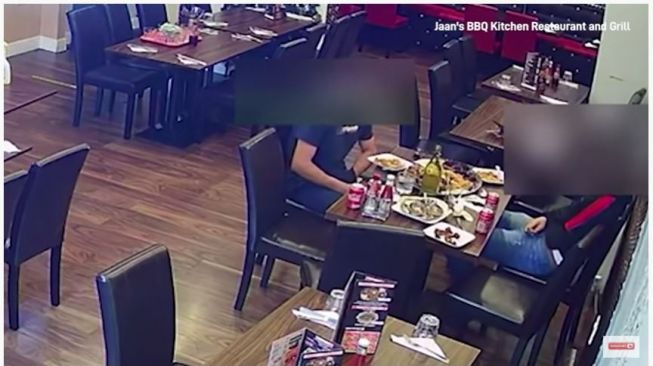 Pria tabur rambut kemaluan di restoran. (Youtube/Epic Entertainment)