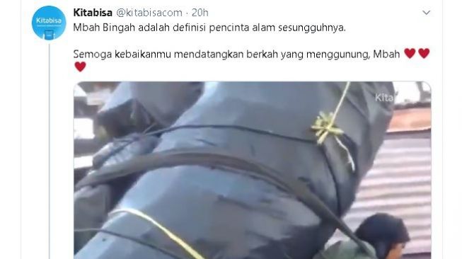 Mbah Bingah menggendong karung besar berisi sampah di Gunung Merbabu. (Twitter/@kitabisacom)