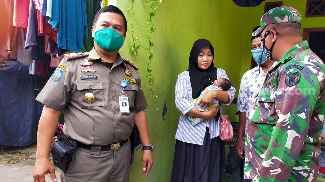 Petugas mendatangi lokasi penemuan bayi perempuan yang ditaruh di kantong kresek di Kelurahan Parung Jaya, Kecamatan Karang Tengah, Kota Tangerang, Rabu (9/9/2020). [Suara.com/Irfan Maulana]