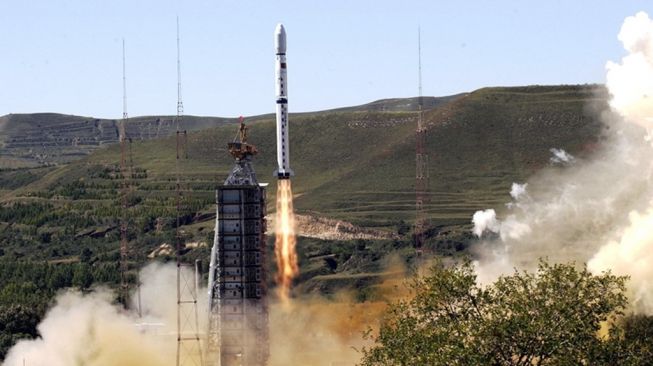 Luncurkan Satelit, Pendorong Roket China Hampir Jatuh di Sekolah