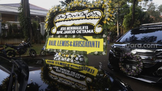 Karangan bunga tanda berduka cita atas meninggalnya almarhum Pendiri Kompas Gramedia/ Pemimpin Umum Harian Kompas Jakob Oetama tiba di rumah duka di jalan Sriwijaya, Jakarta, Rabu (9/9/2020). [Suara.com/Angga Budhiyanto]