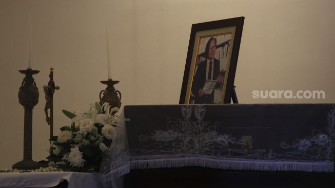Peti jenazah almarhum Pendiri Kompas Gramedia/ Pemimpin Umum Harian Kompas Jakob Oetama di rumah duka di jalan Sriwijaya, Jakarta, Rabu (9/9/2020). [Suara.com/Angga Budhiyanto]