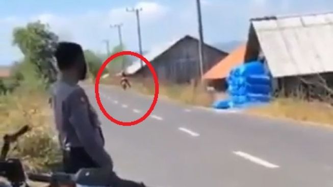 Viral Aksi Pemotor Lakukan Atraksi Standing di Depan Polisi Bikin Deg-degan