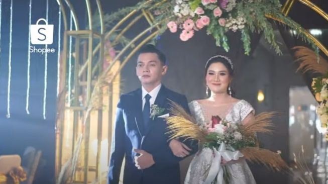 Potret pernikahan Nella Kharisma dan Dory Harsa [YouTube/SHOPEE Indonesia]