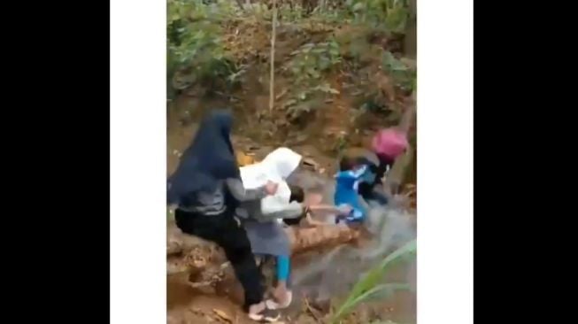 Sebrangi Sungai dengan Sebongkah Kayu, Anak-anak Ini Terjatuh