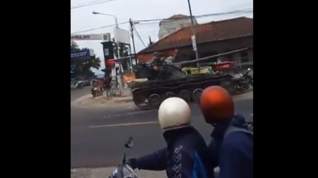 Sebuah tank tempur TNI berbobot 13 ton tabrak 4 motor di jalan kawasan Bandung, Jawa Barat. Tank itu milik YonKav. (ist)