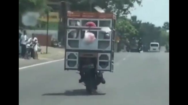 Emak-emak jualan sayur ini jadi sorotan gara-gara aksinya saat mengendarai motor (Facebook)