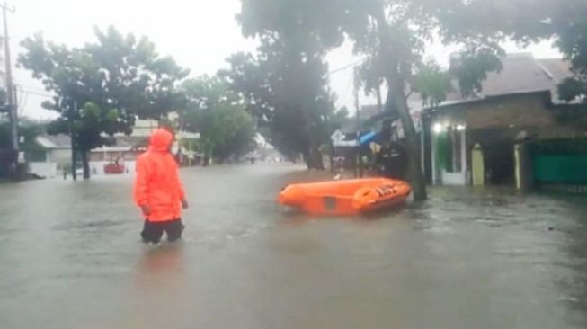 Diguyur Hujan Lebat Semalaman, Kota Padang Dilanda Banjir dan Longsor