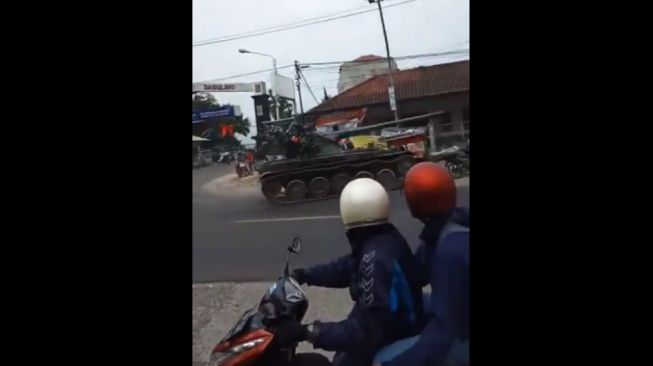 Tank TNI AD Ngepot Tabrak Empat Motor dan Gerobak Tahu Goreng